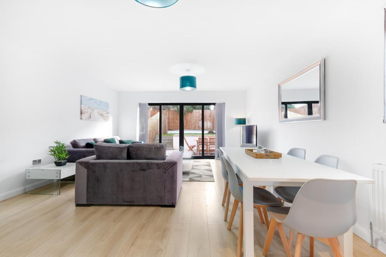 Modern 4 Bedroom House With Parking In Farnham Royal, Slough By 360Stays Buitenkant foto