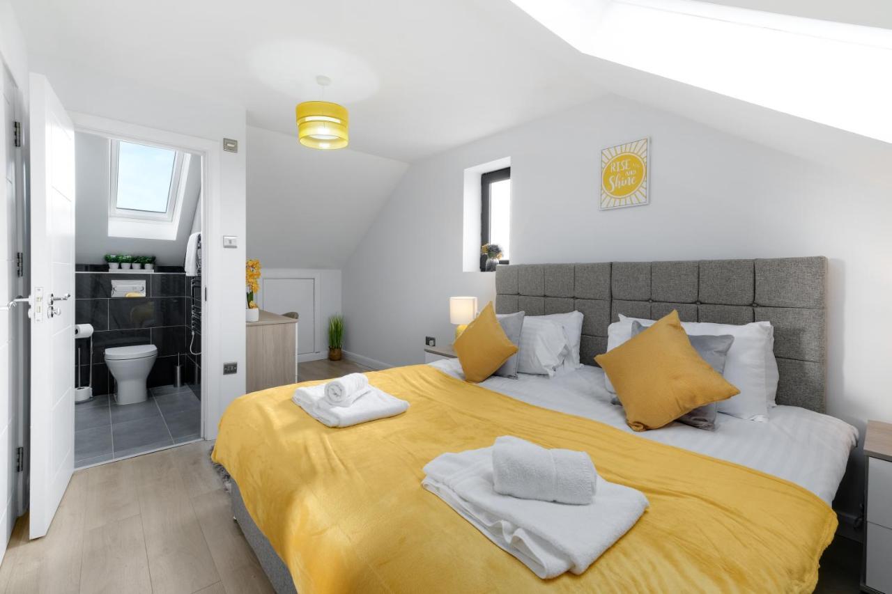 Modern 4 Bedroom House With Parking In Farnham Royal, Slough By 360Stays Buitenkant foto