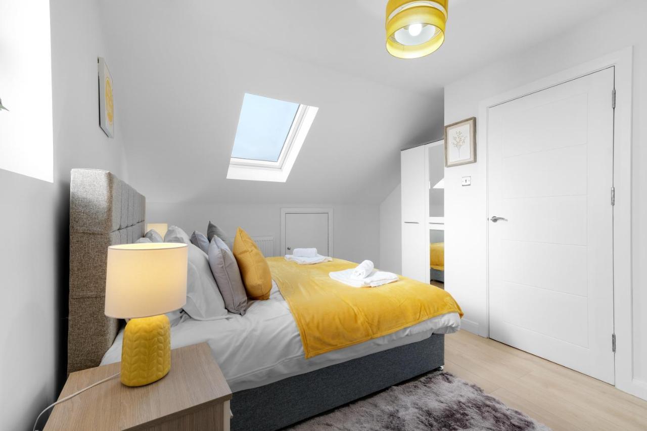 Modern 4 Bedroom House With Parking In Farnham Royal, Slough By 360Stays Buitenkant foto