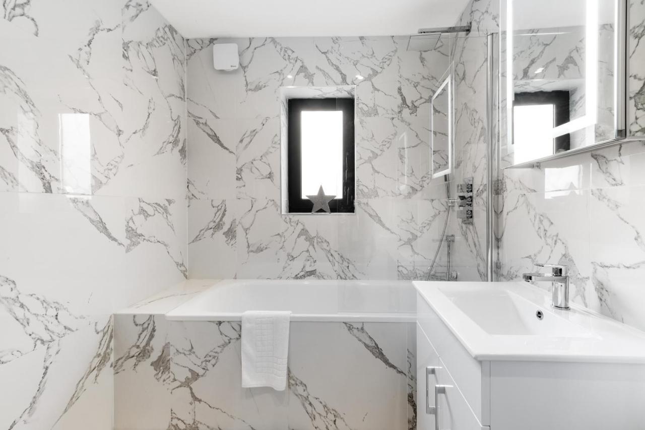 Modern 4 Bedroom House With Parking In Farnham Royal, Slough By 360Stays Buitenkant foto