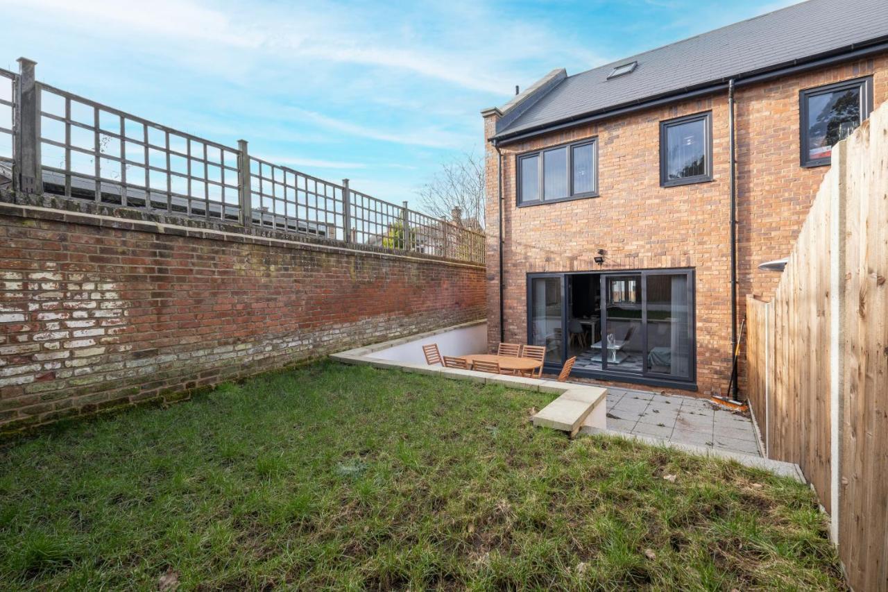 Modern 4 Bedroom House With Parking In Farnham Royal, Slough By 360Stays Buitenkant foto